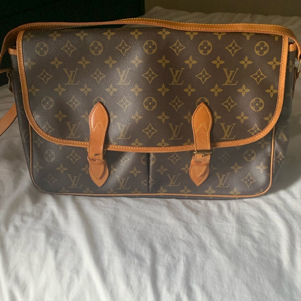 Authentic Louis Vuitton Gibeciere GM Monogram
